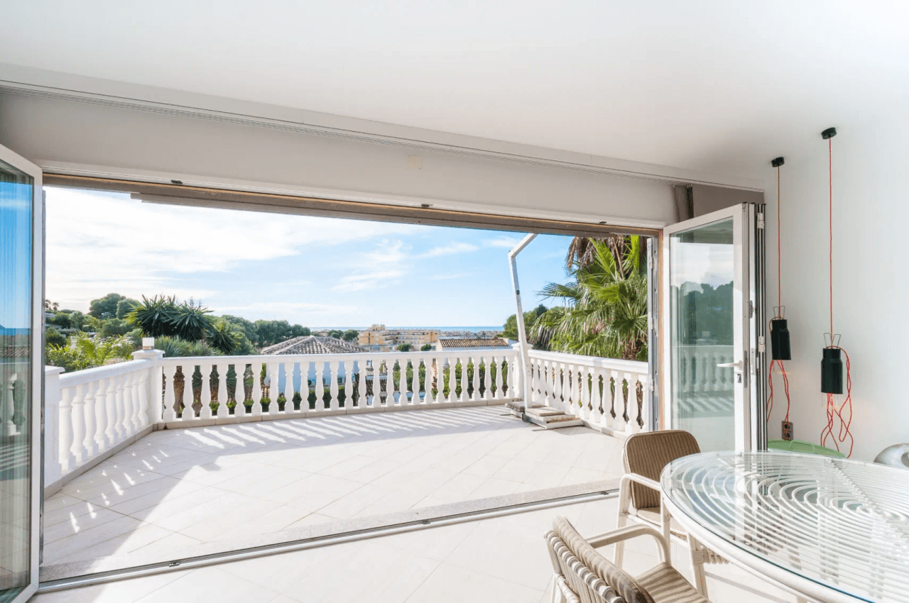 Villa med havsutsikt till salu i Moraira, ett stenkast från centrum.