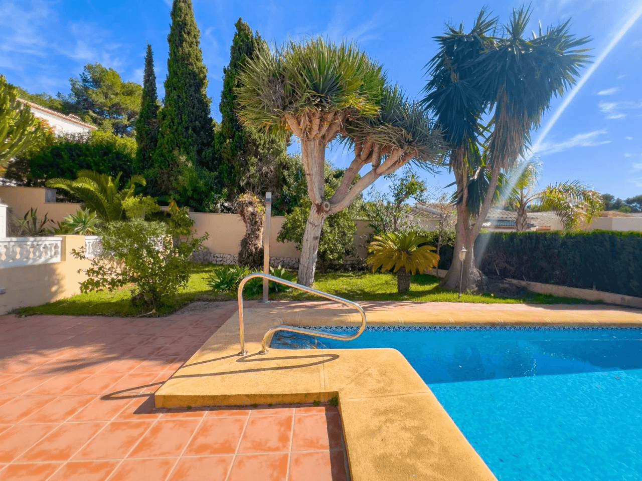 Villa med havsutsikt till salu i Moraira, ett stenkast från centrum.