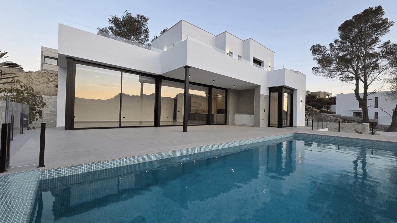 Nybyggd villa redo att flytta in.