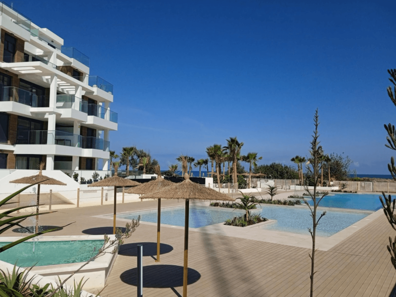 Penthouse i en eksklusiv boligudvikling direkte ved stranden i Dénia
