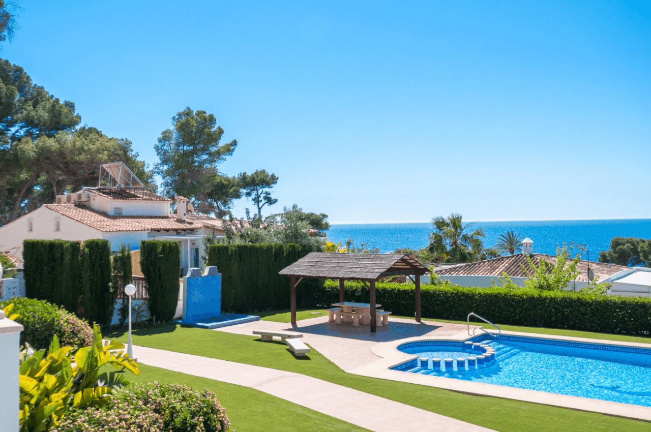 Appartement avec vue panoramique sur la mer à 100 mètres de la plage.
