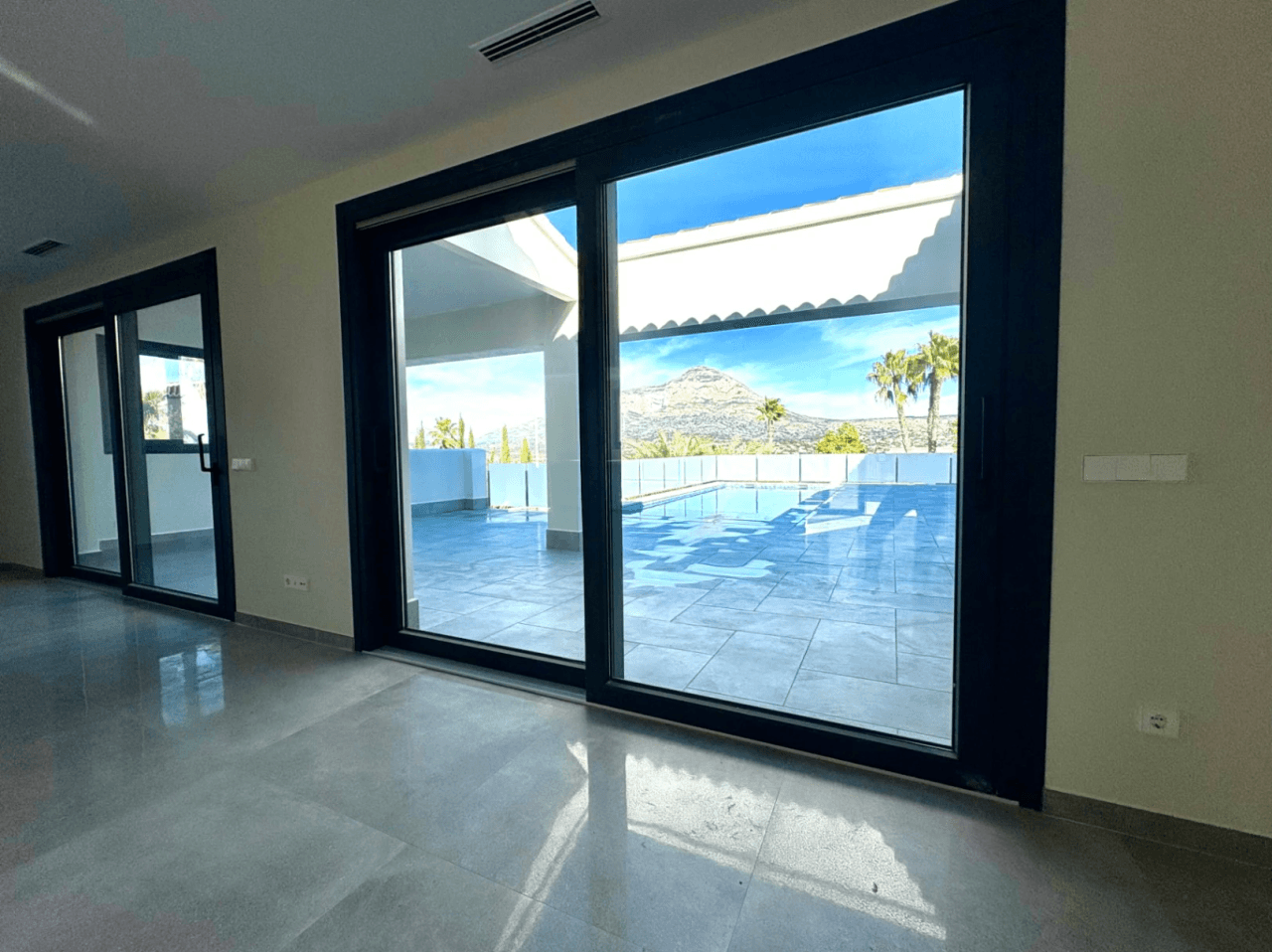 Moderne ny villa med utsikt over Montgo i Javea