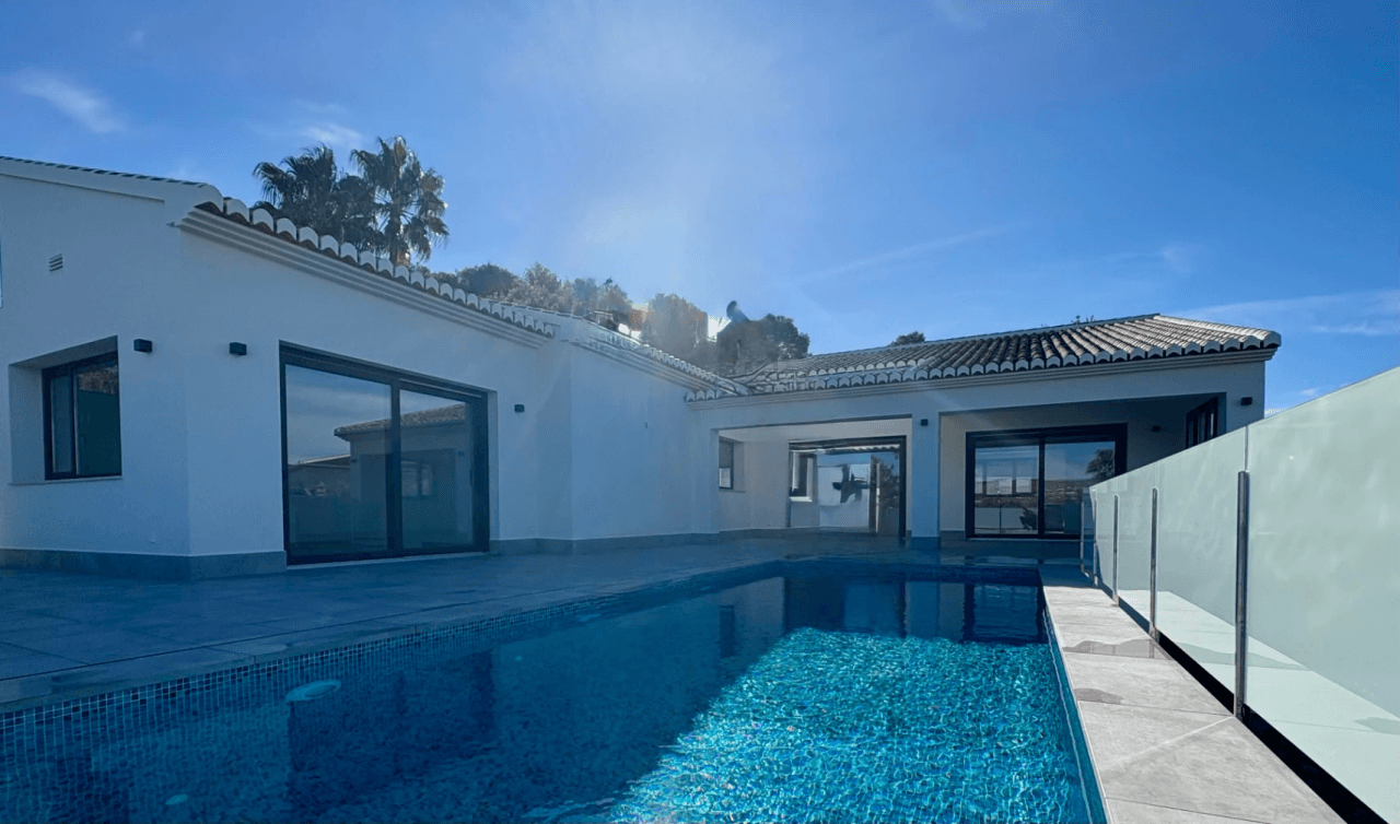 Moderne ny villa med utsikt over Montgo i Javea