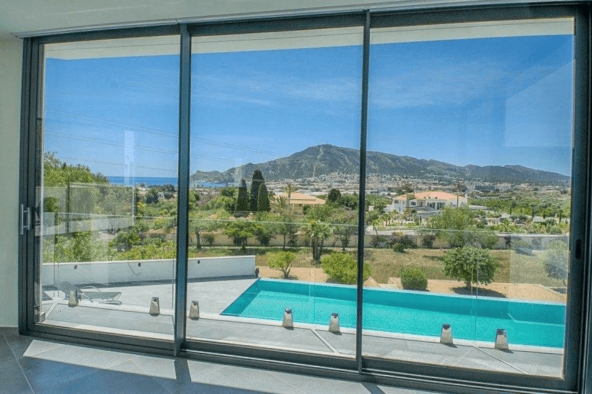 Moderne rummelig villa med havudsigt nær kysten af Altea