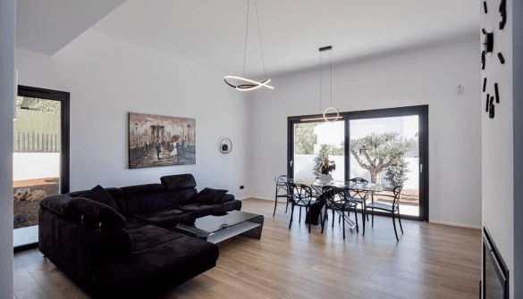 Moderne En-etages Villa med Panoramisk Udsigt til Bjergene