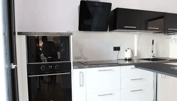 Moderne En-etages Villa med Panoramisk Udsigt til Bjergene