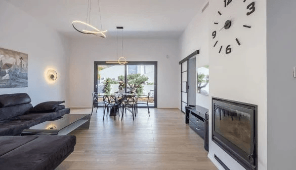 Moderne En-etages Villa med Panoramisk Udsigt til Bjergene