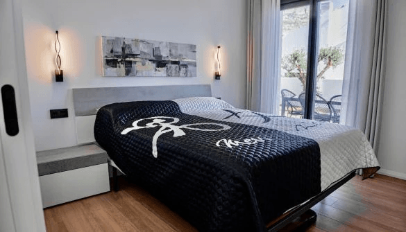 Moderne En-etages Villa med Panoramisk Udsigt til Bjergene