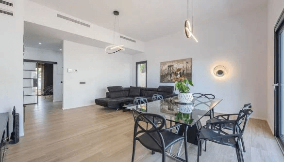 Moderne En-etages Villa med Panoramisk Udsigt til Bjergene