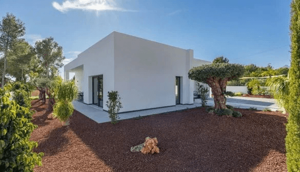 Moderne En-etages Villa med Panoramisk Udsigt til Bjergene