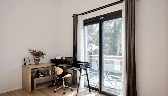 Moderne En-etages Villa med Panoramisk Udsigt til Bjergene
