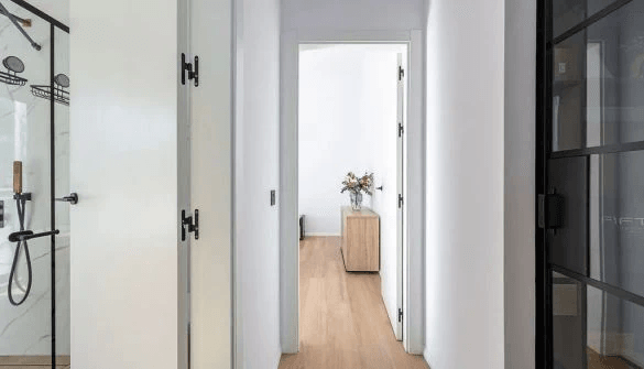 Moderne En-etages Villa med Panoramisk Udsigt til Bjergene