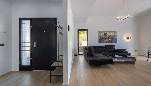 Moderne En-etages Villa med Panoramisk Udsigt til Bjergene