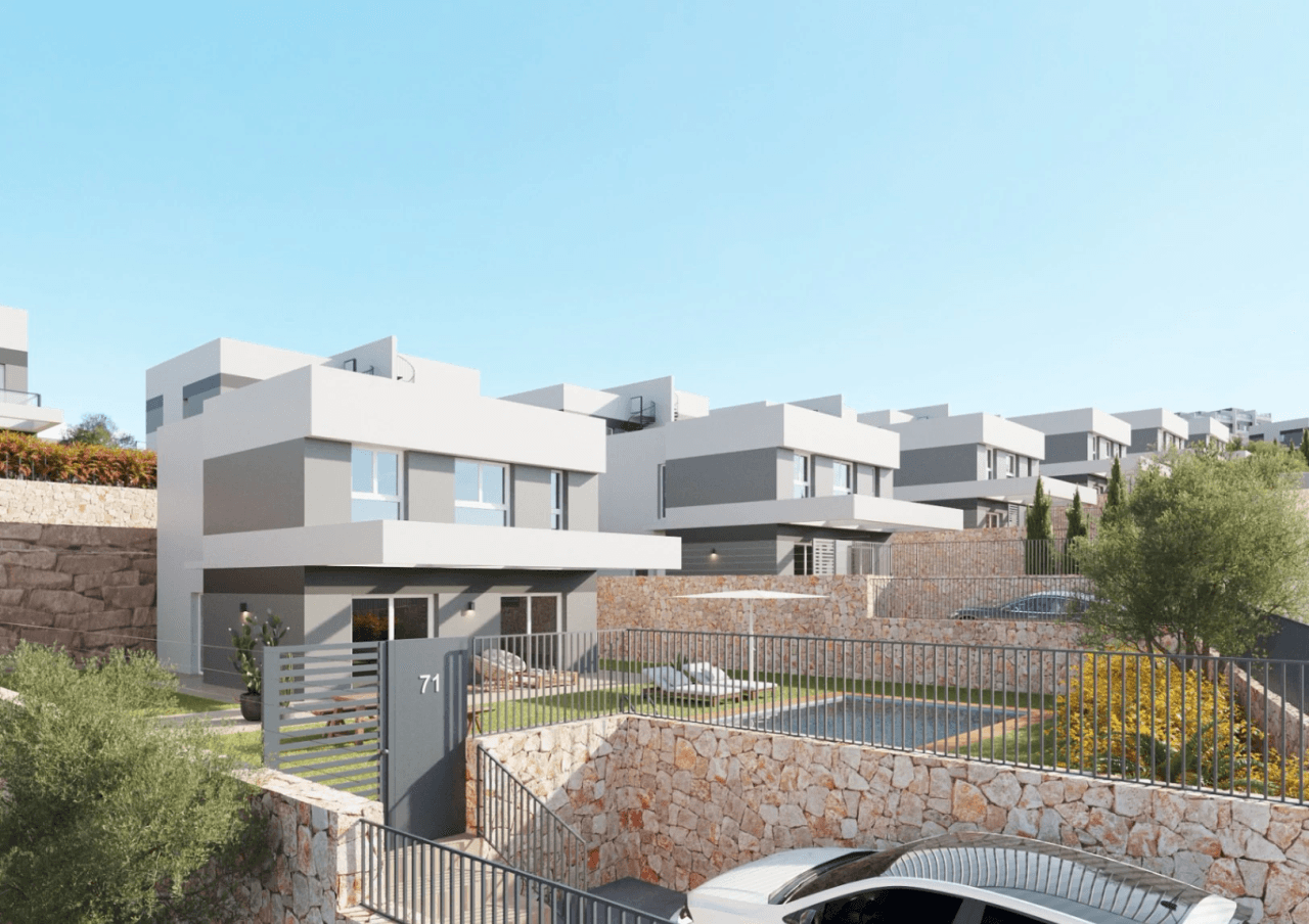 Nybygde villaer i et naturlig miljø