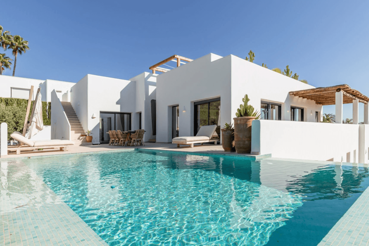 Luksusvilla i Ibiza-stil kun 1 km fra havet i Moraira