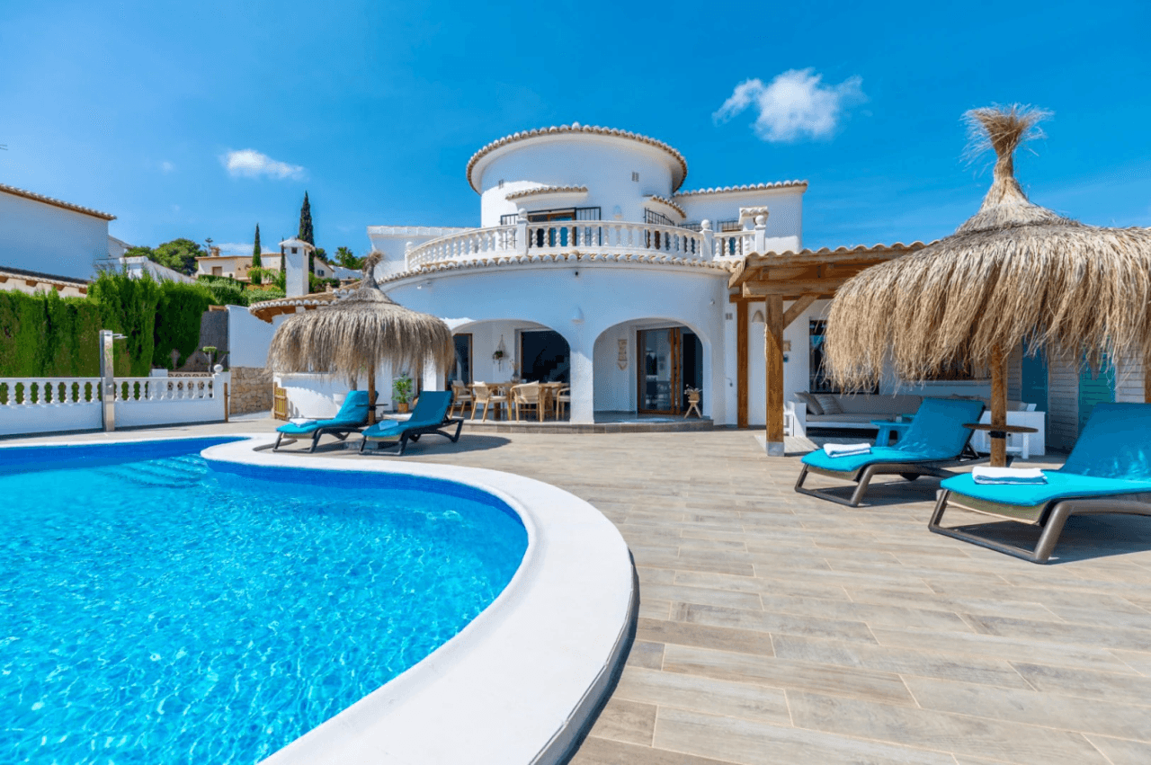 Moderne en volledig gerenoveerde villa met panoramisch zeezicht, dicht bij het centrum en het strand van Moraira.