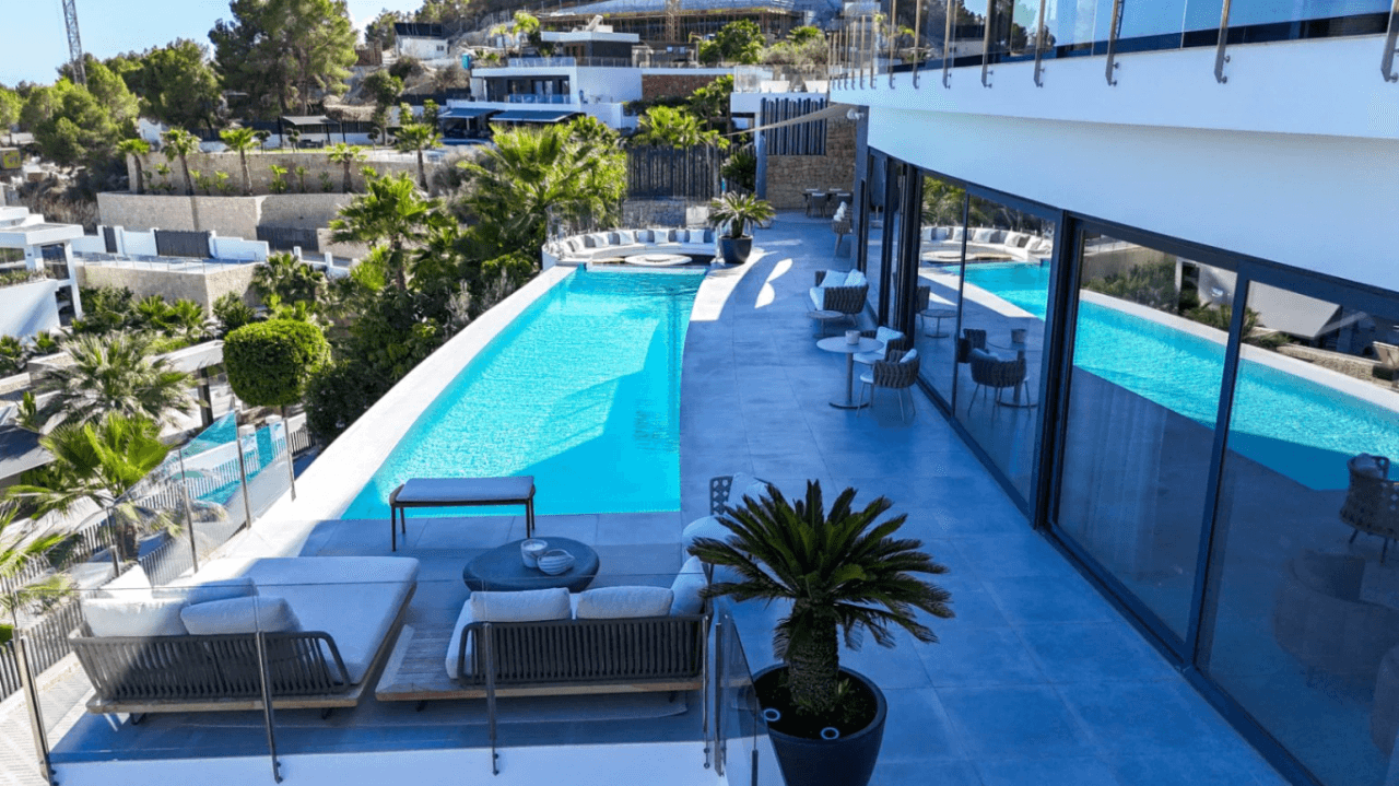 Imponerende moderne villa med sjøutsikt