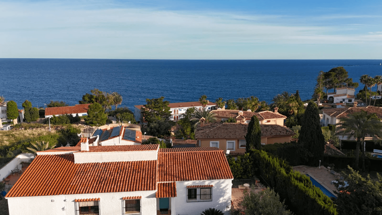 Solriktig tomt til salgs i hjertet av Calpe