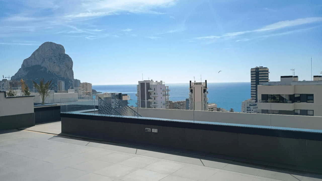 Nyoppusset penthouse med panoramautsikt over Calpe og havet.