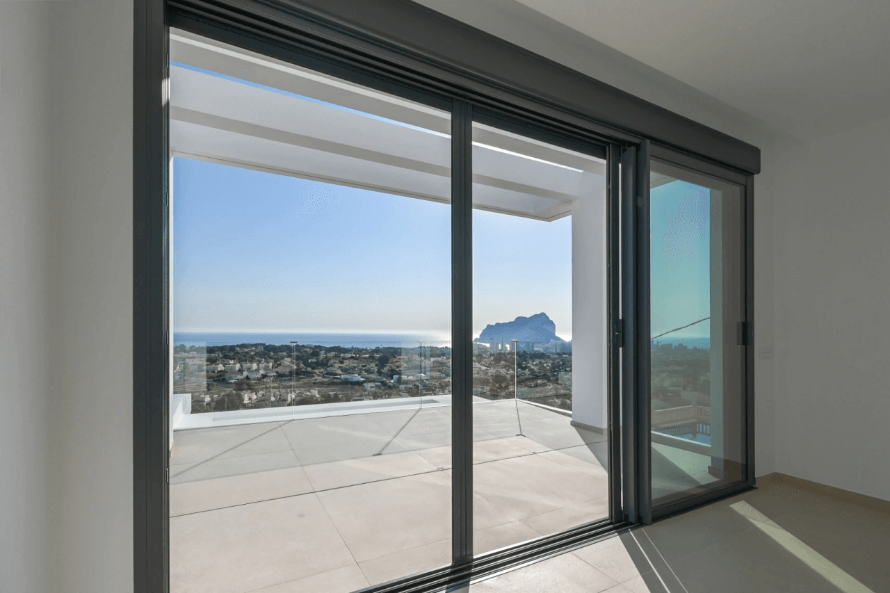 Ny moderne designvilla med spektakulær panoramautsikt over havet