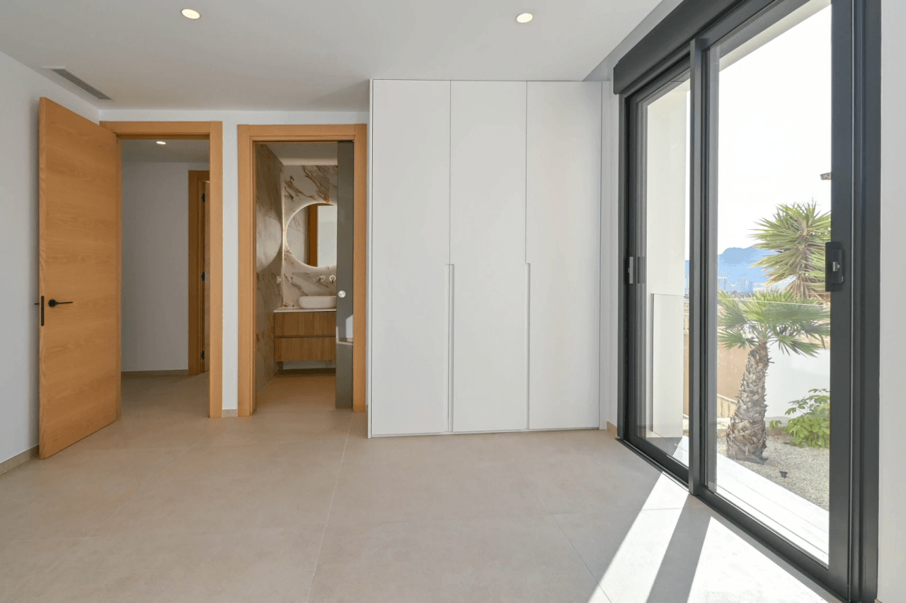 Ny moderne designvilla med spektakulær panoramautsikt over havet