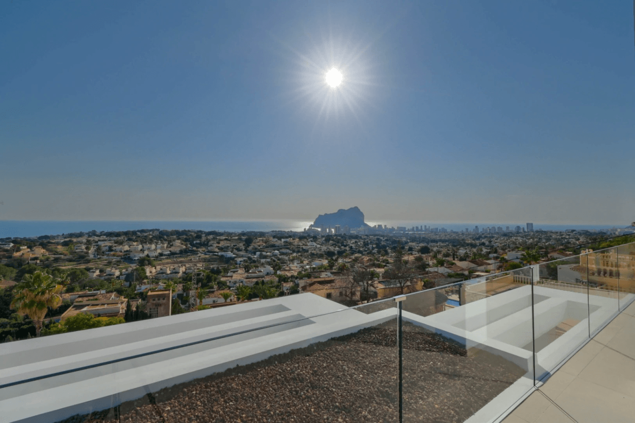 Ny moderne designvilla med spektakulær panoramautsikt over havet
