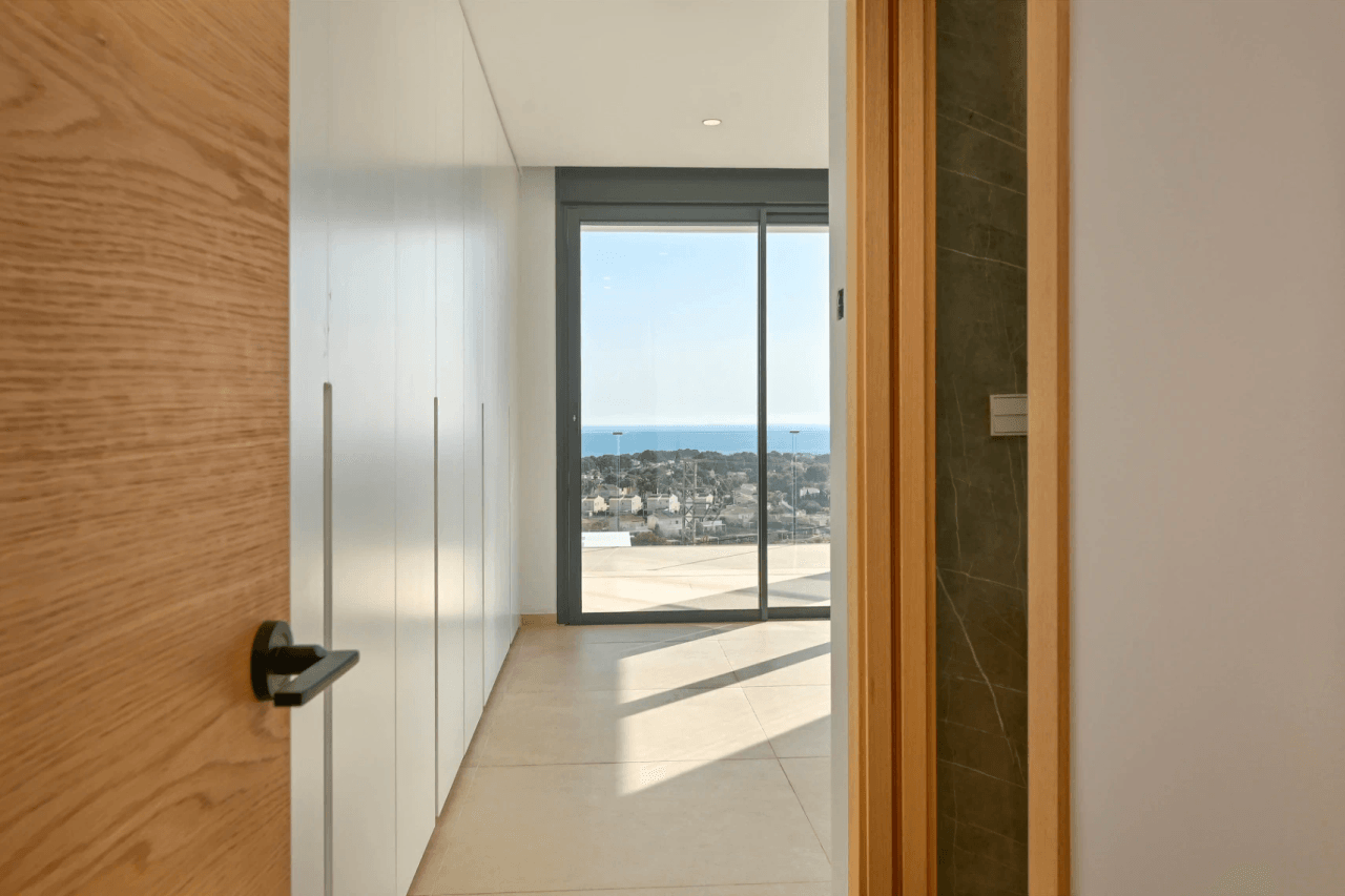 Ny moderne designvilla med spektakulær panoramautsikt over havet
