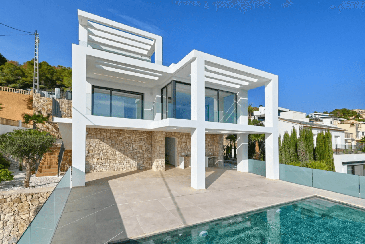 Nouvelle villa au design moderne avec des vues panoramiques spectaculaires sur la mer