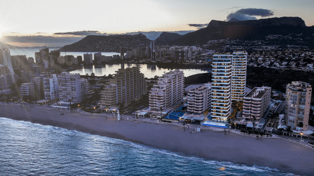 Leiligheter med to etasjer i første rekke til stranden i La Fossa, Calpe