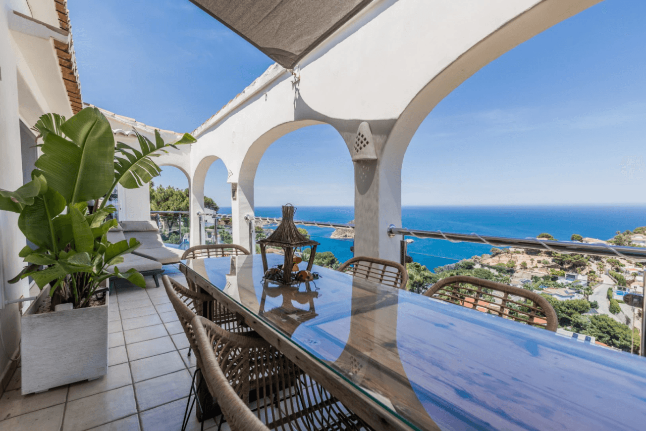 Villa con vistas panorámicas al mar y la Isla de Portichol en Javea