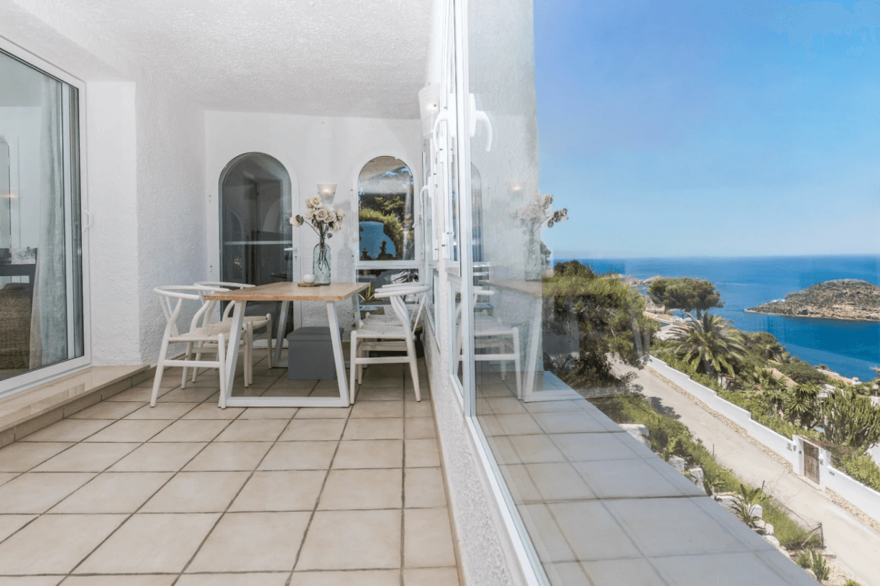 Villa con vistas panorámicas al mar y la Isla de Portichol en Javea