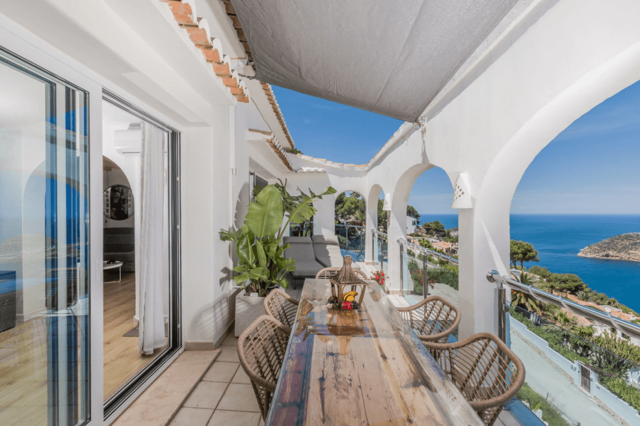 Villa con vistas panorámicas al mar y la Isla de Portichol en Javea