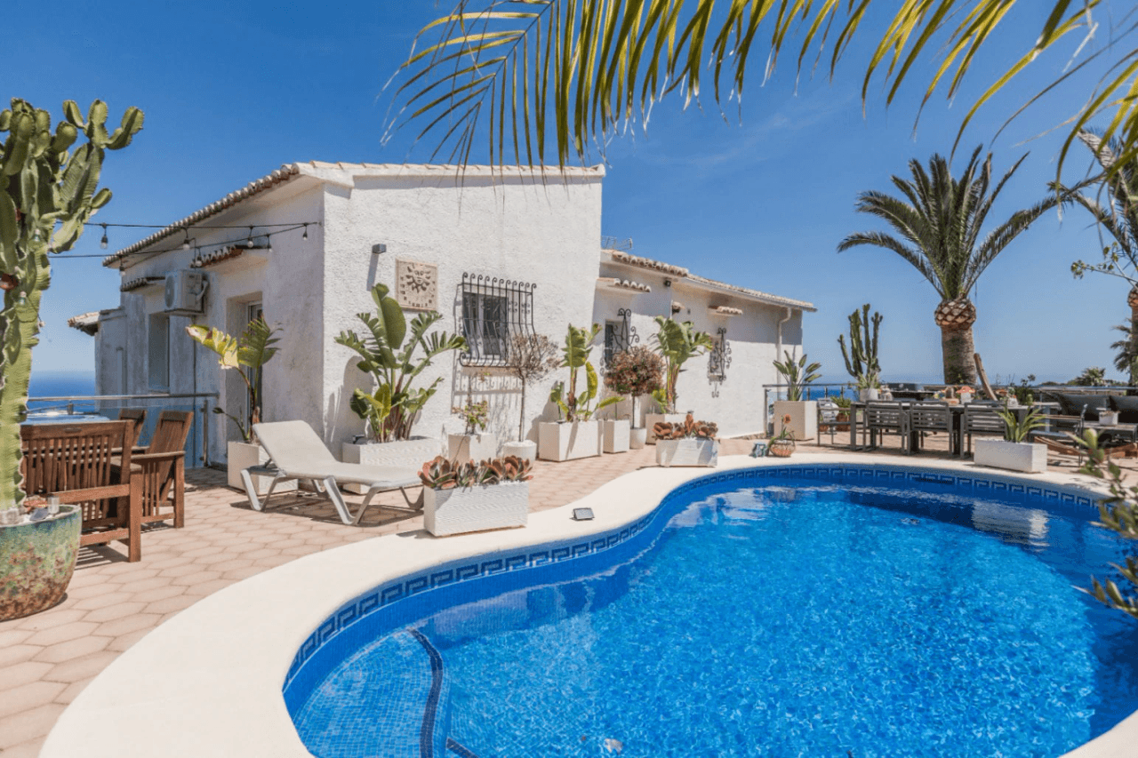 Villa con vistas panorámicas al mar y la Isla de Portichol en Javea