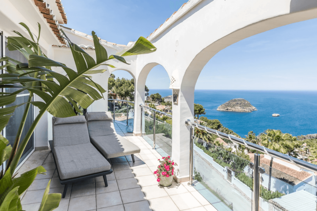 Villa con vistas panorámicas al mar y la Isla de Portichol en Javea