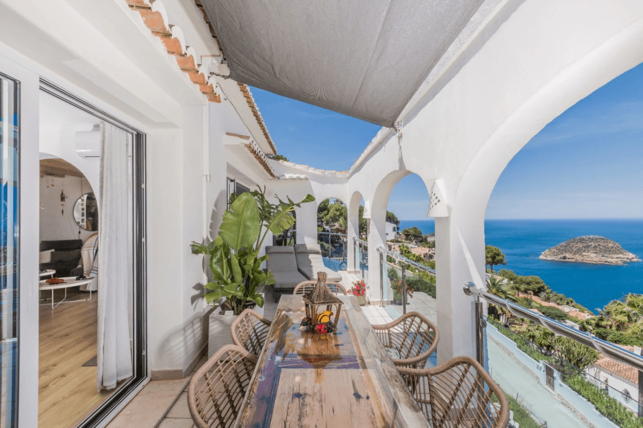 Villa con vistas panorámicas al mar y la Isla de Portichol en Javea