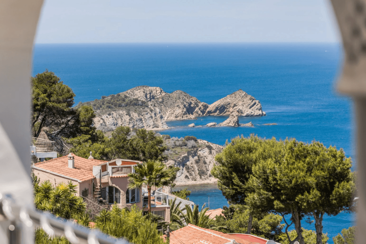 Villa con vistas panorámicas al mar y la Isla de Portichol en Javea