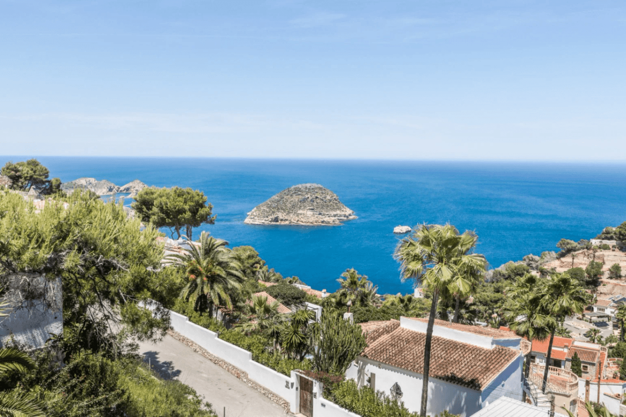 Villa con vistas panorámicas al mar y la Isla de Portichol en Javea