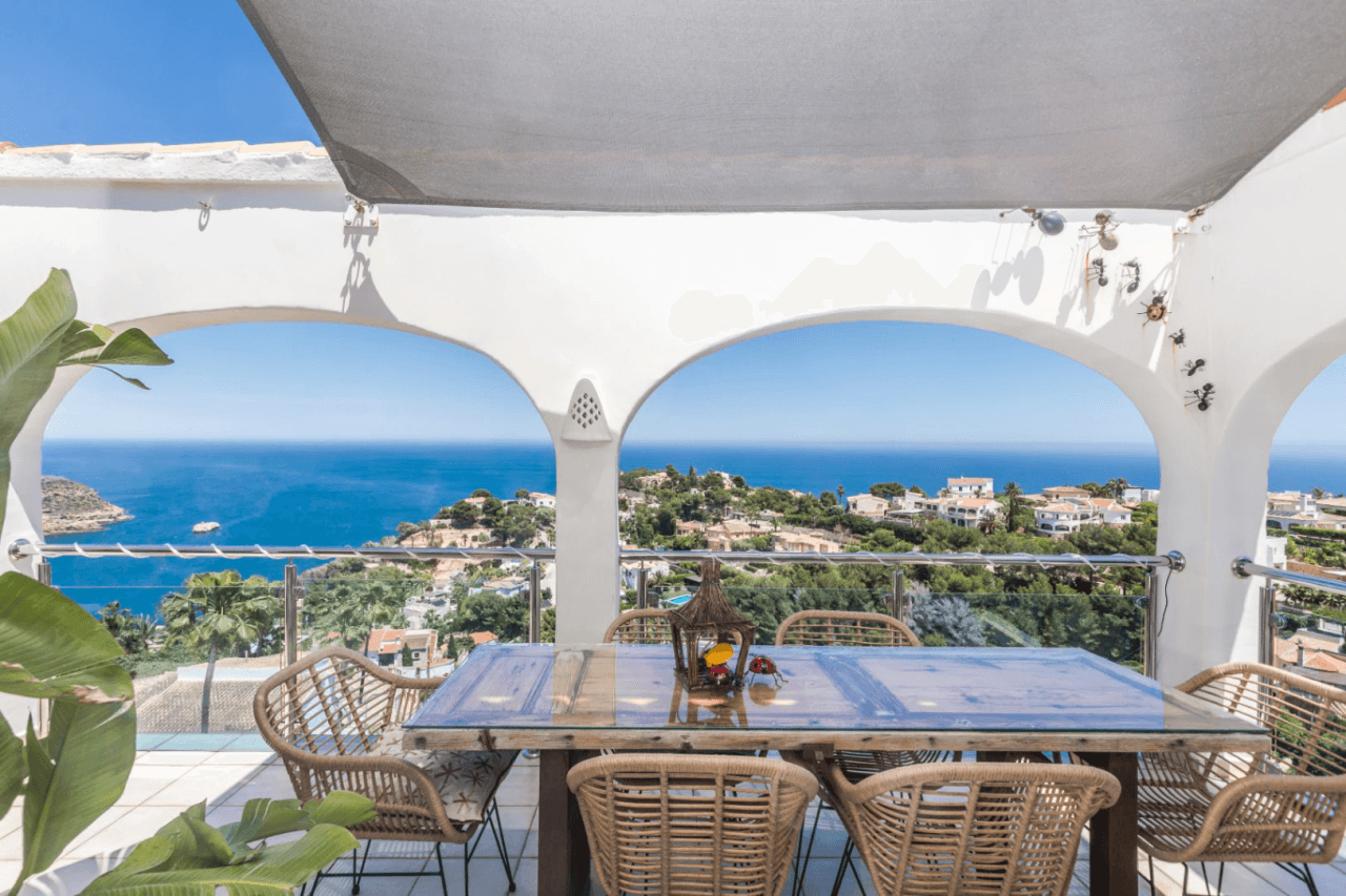 Villa con vistas panorámicas al mar y la Isla de Portichol en Javea