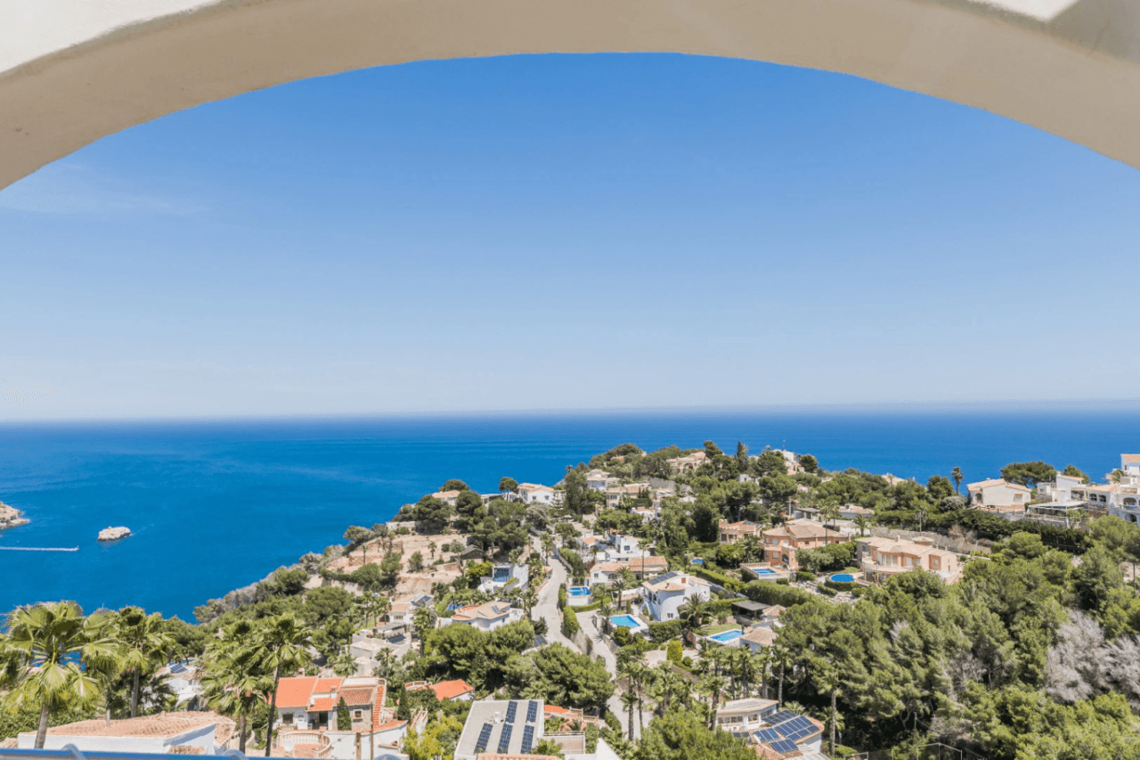 Villa con vistas panorámicas al mar y la Isla de Portichol en Javea