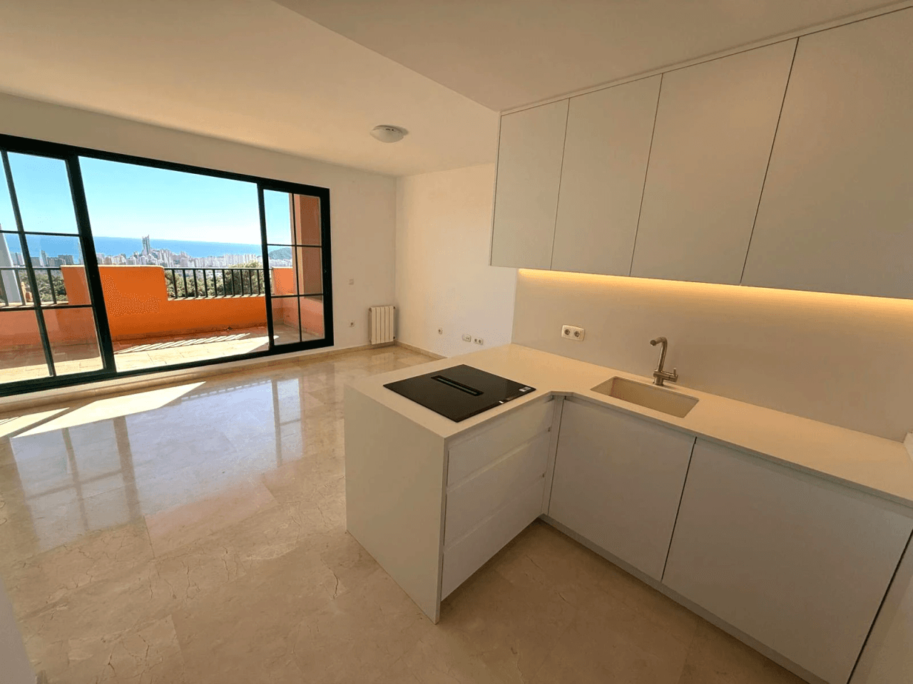 Appartement mit spektakulärem Blick auf das Meer und Benidorm.