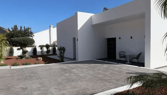 Modern One-Story Villa with Panoramic Mountain Views
