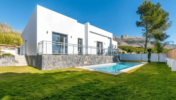Modern One-Story Villa with Panoramic Mountain Views