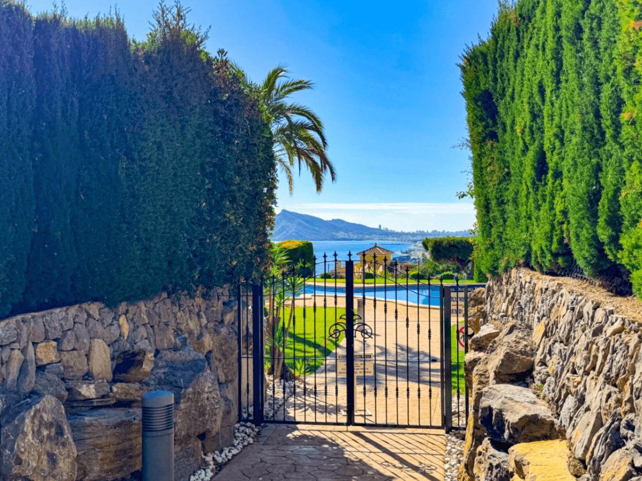 Apartment with large terrace and sea views in Altea Hills