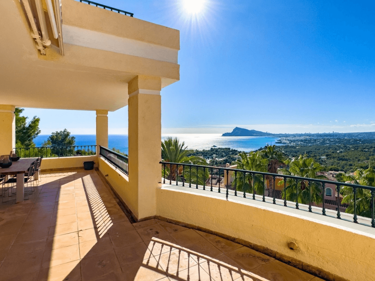 Apartment with large terrace and sea views in Altea Hills