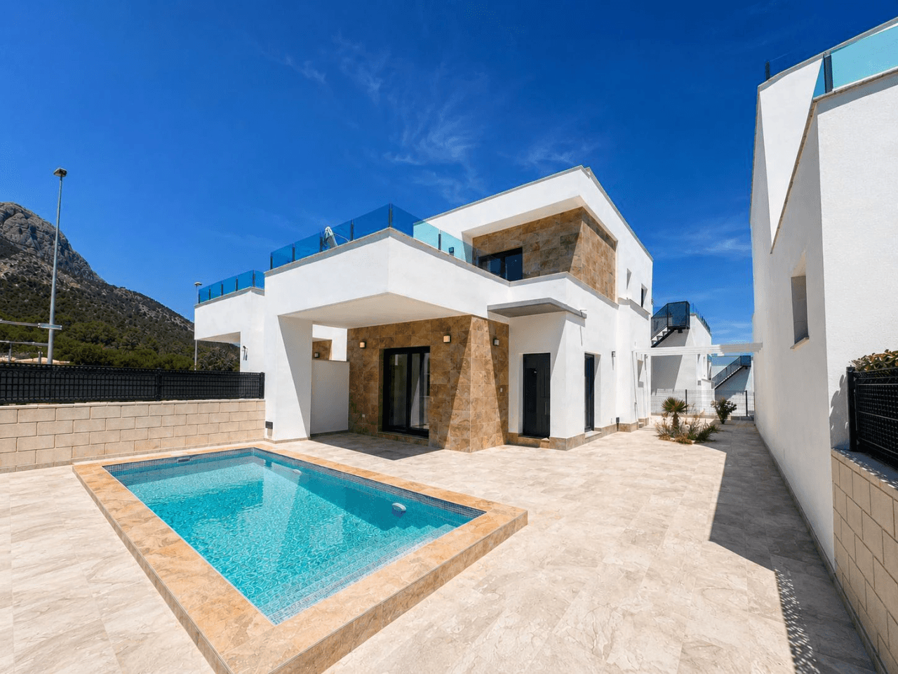 Moderne nybygget villa med privat pool