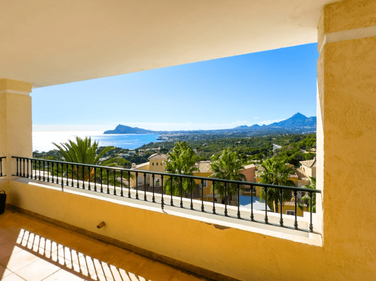 Apartment with large terrace and sea views in Altea Hills