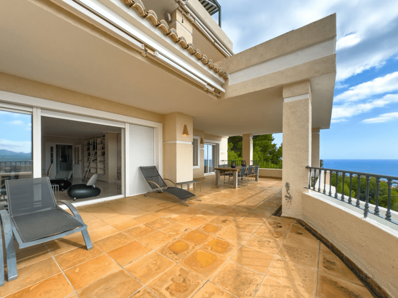 Apartment with large terrace and sea views in Altea Hills