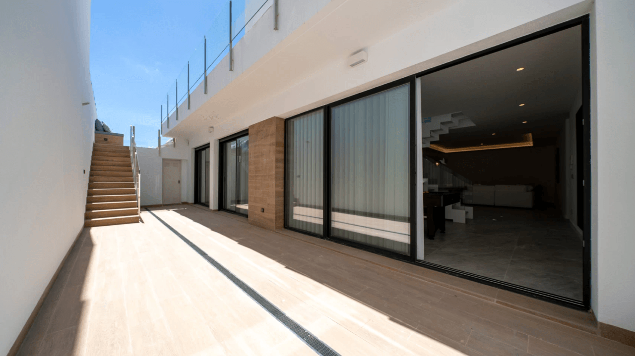 Exklusive Neubauvilla in Finestrat mit Meer- und Bergblick