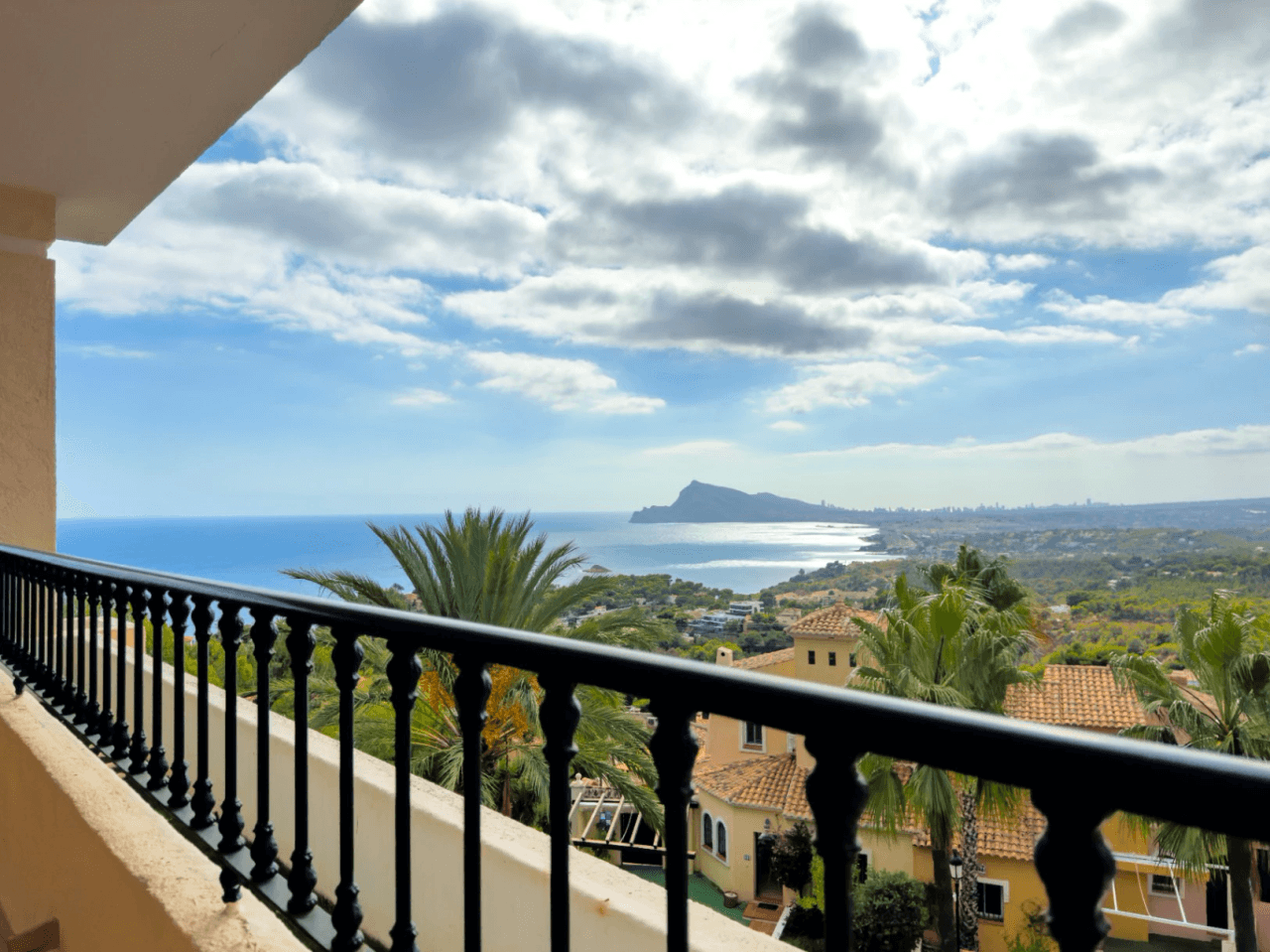 Apartment with large terrace and sea views in Altea Hills