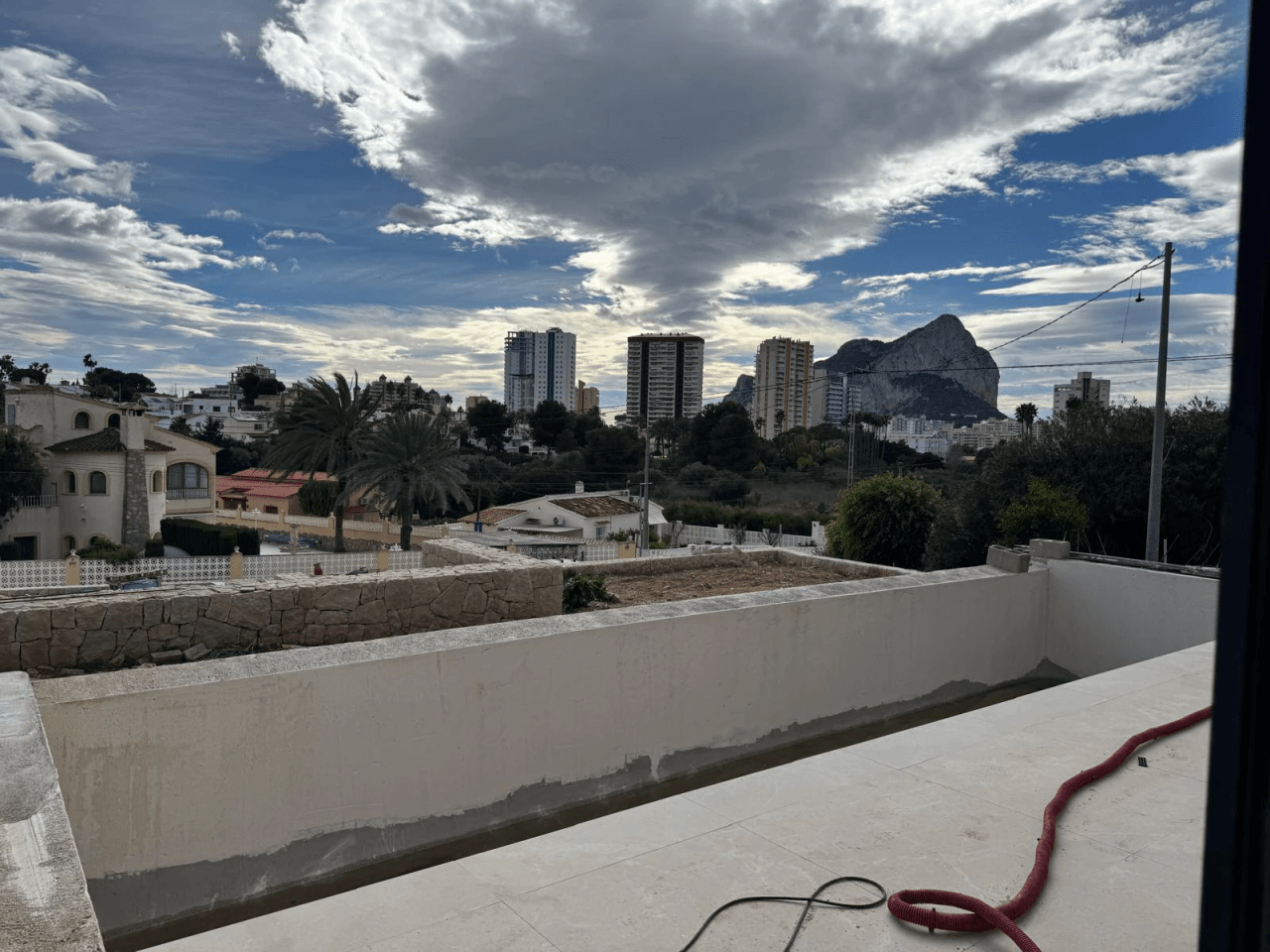 Moderne villa under bygging med utsikt over Peñon de Ifach i Calpe